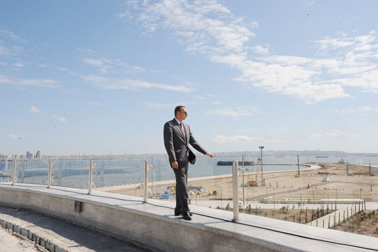 President Ilham Aliyev examines construction progress in 2-4 km section of Baku-Alat highway (PHOTO)